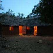 La façade vue de nuit