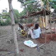 Les enfants font leur cabane