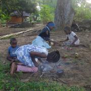 Les enfants font griller les noix de cajou