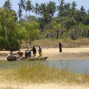 On charge sur la pirogue